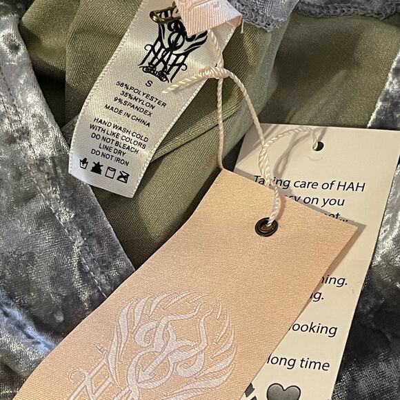 We are HAH Top Notch Long Sleeve Gray Velvet Wrap Top Small NWT - Picture 5 of 5